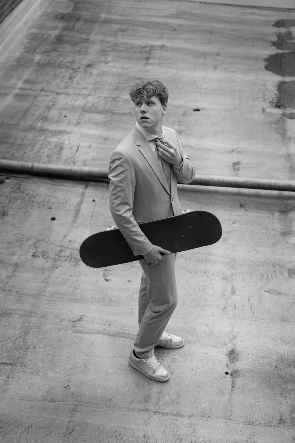 Maximilian Beyer mit Skateboard auf einem Dach